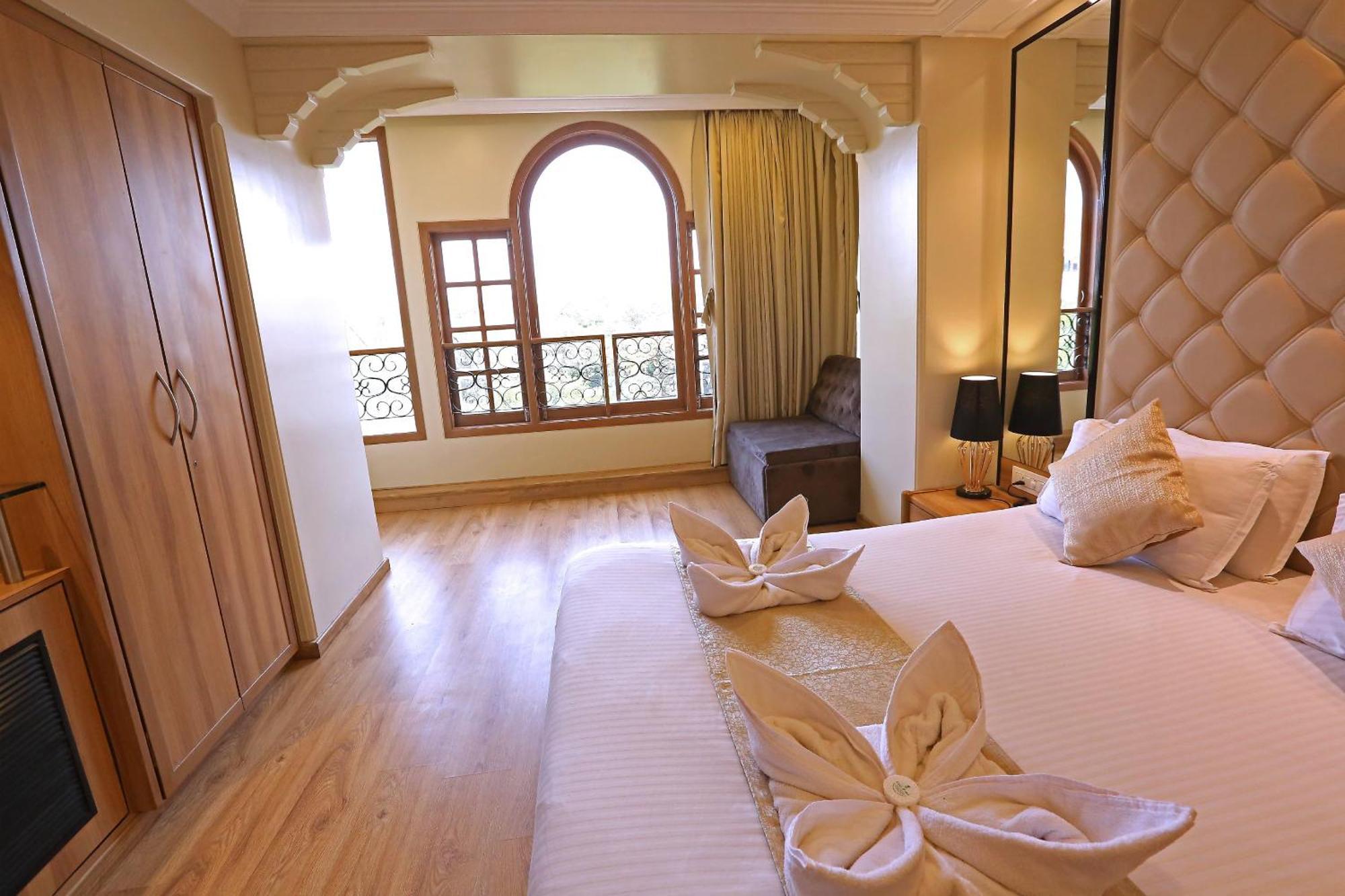 Calabash Luxury Near Delhi Airport Hotel
